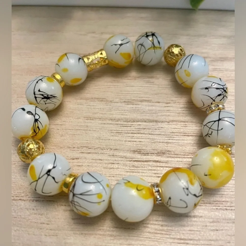 White & Black with yellow and gold accents 13mm beads gorgeous stretch bracelet - Picture 3 of 4